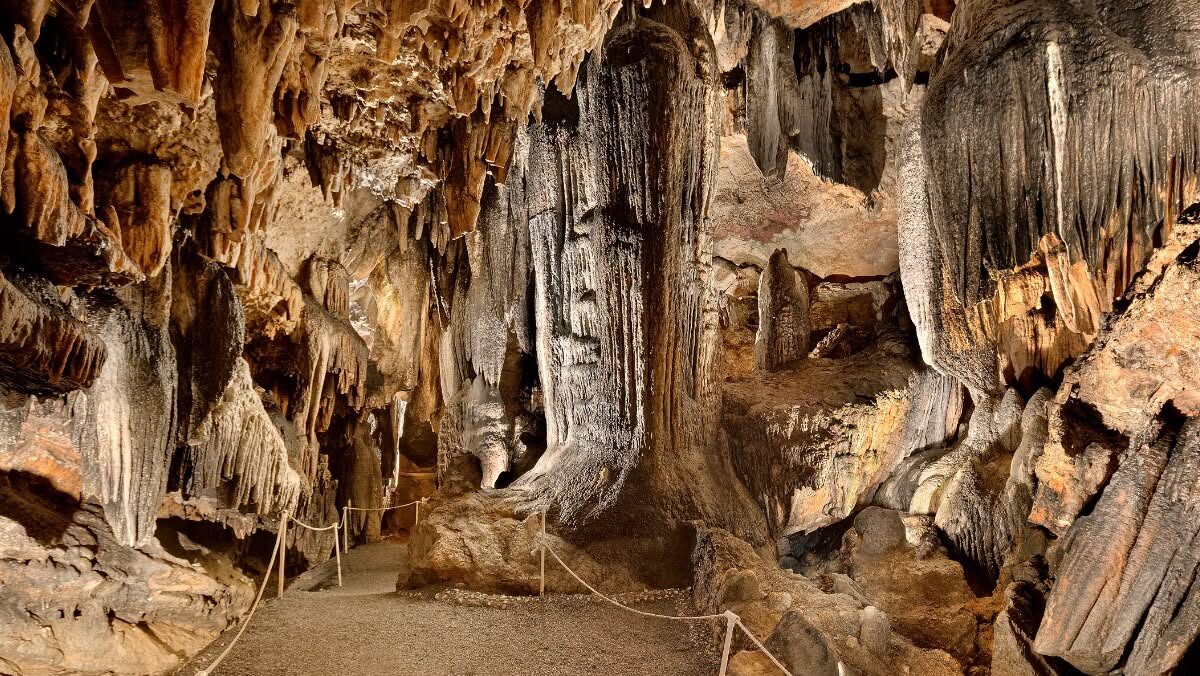Majestic Caverns